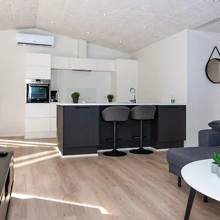 Luxury Lakeside Retreat-by Traum *