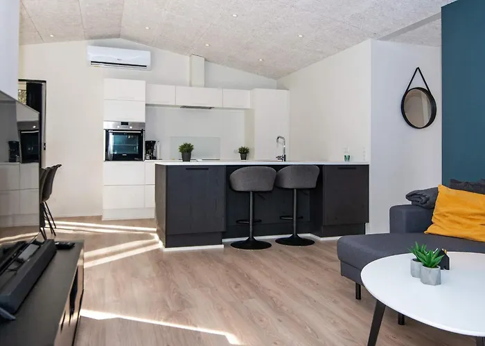 Luxury Lakeside Retreat-by Traum *